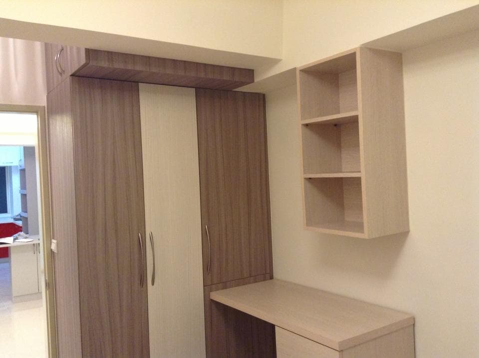 這張照片是一名女性在健身房做深蹲運動,她左手舉著一個壺鈴,右腿向後伸直,左腿彎曲,她的姿勢展現出她強壯的肌肉和高強度的運動能力。