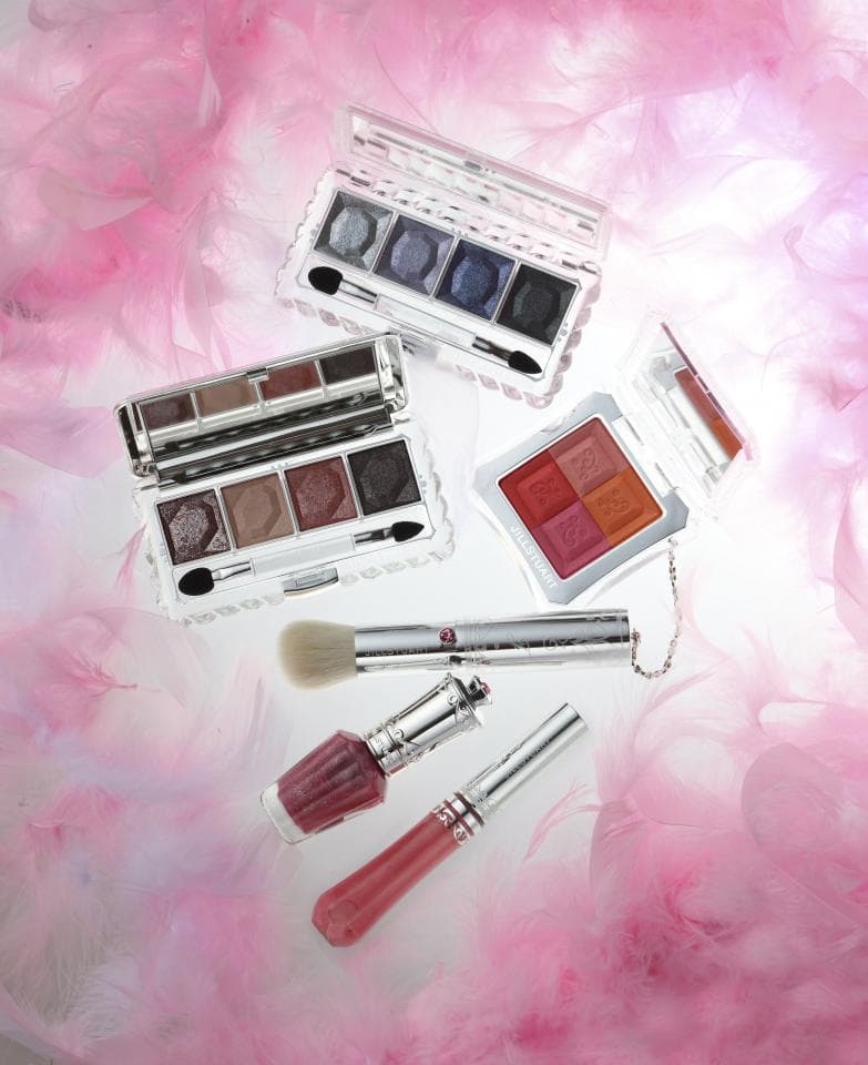 這張「化妝品」的照片是三盤眼影、兩支唇蜜和一支刷子。