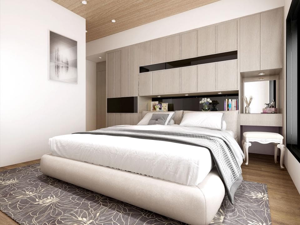 這張臥室的照片是一個現代化的臥室,有白色的床,床頭櫃和化妝臺,以及一個灰色的地毯。