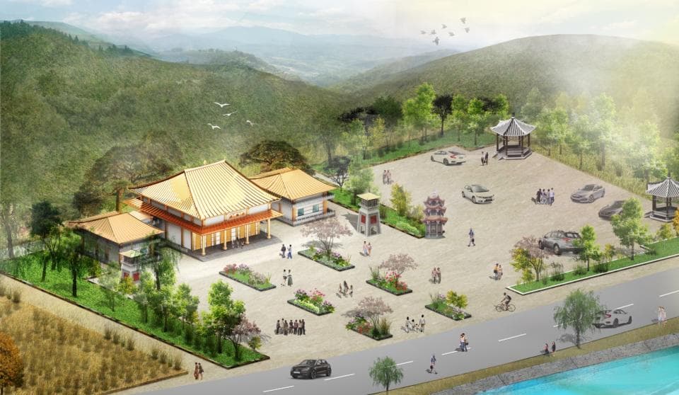 這張「寺廟」的照片是一座建在山坡上的寺廟,周圍有樹木、草地和停車場。寺廟建築宏偉,有金色的屋頂,還有許多人在參觀。