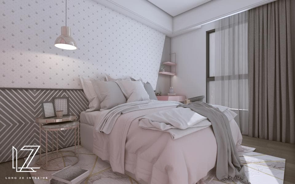 這張照片是一間臥室,房間裡有一張粉紅色的床,上面鋪著柔軟的被子,床頭櫃上擺著一個可愛的檯燈。