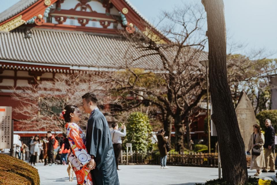 這張「日本街頭」的照片是一對情侶在傳統的建築前拍照,周圍是綠樹和遊客。