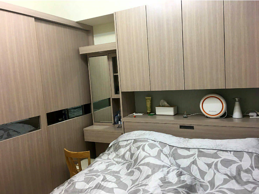 1) 照片顯示一個臥室,其中包含一張雙人床、一個梳妝台、一面鏡子、一個衣櫃和一個空調