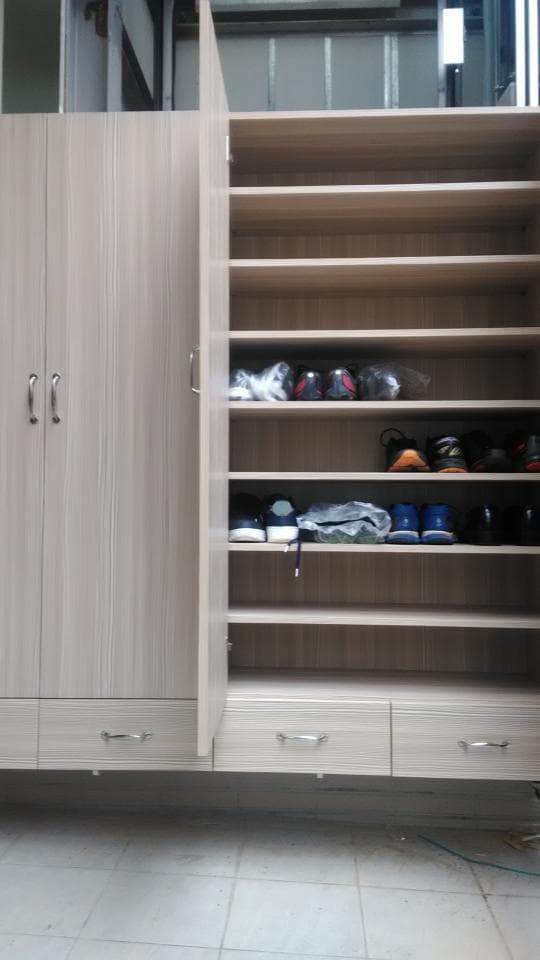 1) 照片顯示一個木質鞋櫃,櫃門打開,裡面擺放著各種鞋子