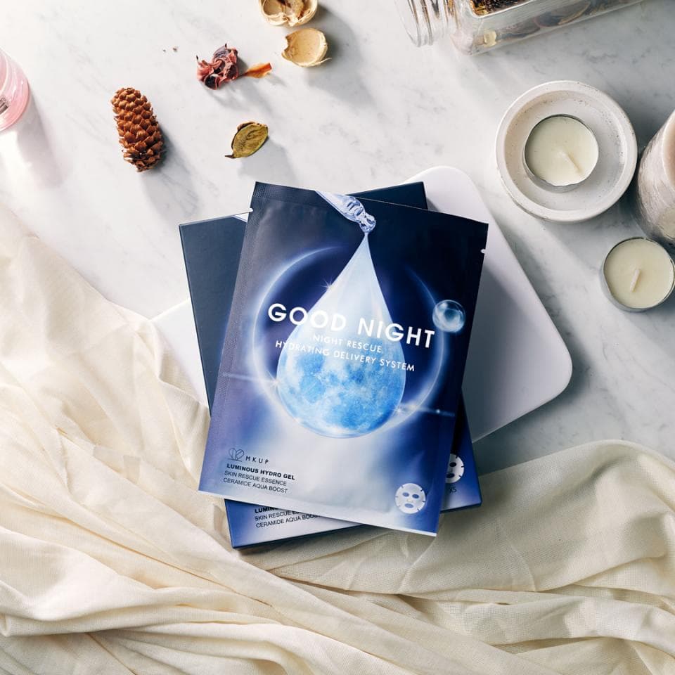 這張照片是一張印有GOOD NIGHT字樣的面膜,它看起來像是一片睡前使用的面膜。