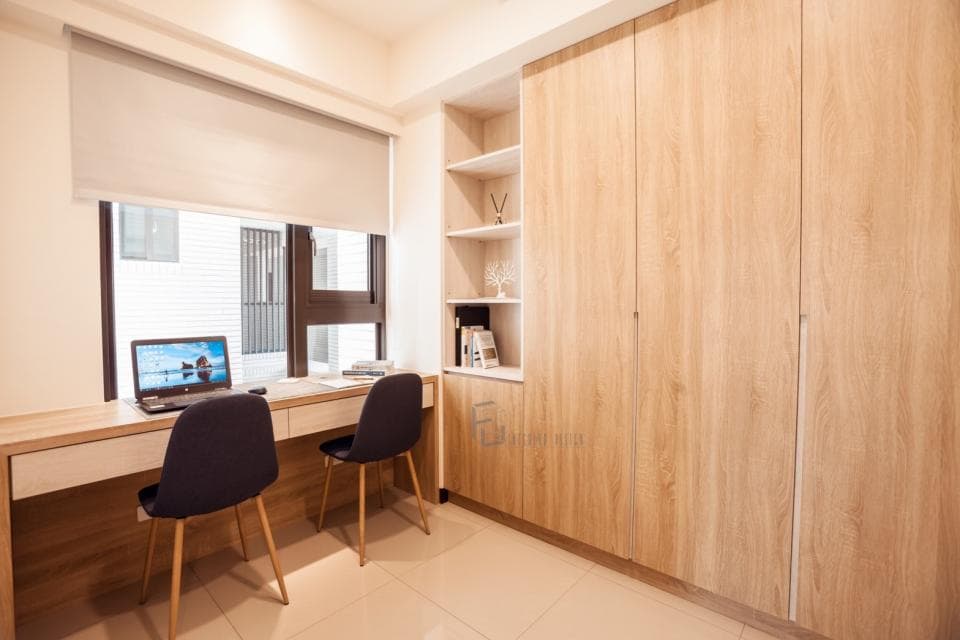 這張照片是一間現代化的書房,以木質色系為主要色調,看起來溫馨舒適。書桌旁的大型木質收納櫃,設計簡約大方,提供了充足的收納空間,非常實用。