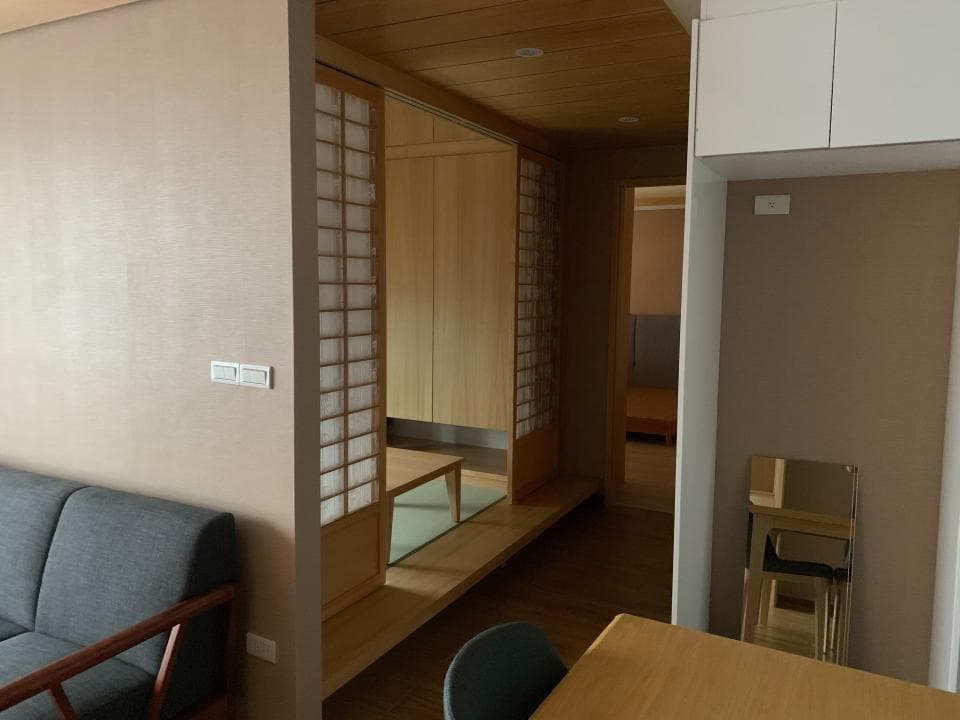 這張照片是一個現代化的公寓客廳,最重要的是客廳的木質裝飾,包括一個木質隔板,地板和天花板。