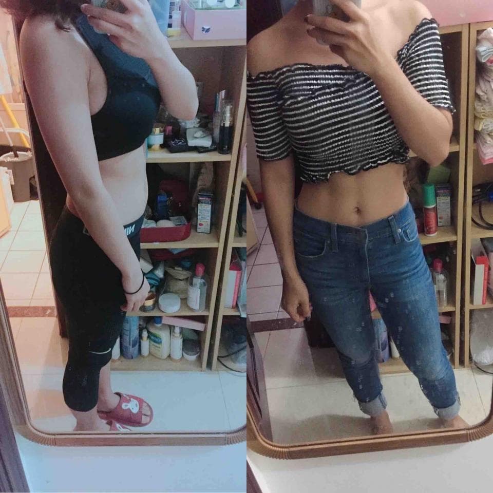 這張照片是一個鏡子,鏡子裡反射出一個女性站在鏡子前,她穿著黑色運動內衣和黑色緊身褲,身材纖細,肌肉線條明顯,展現出健康自信的形象。