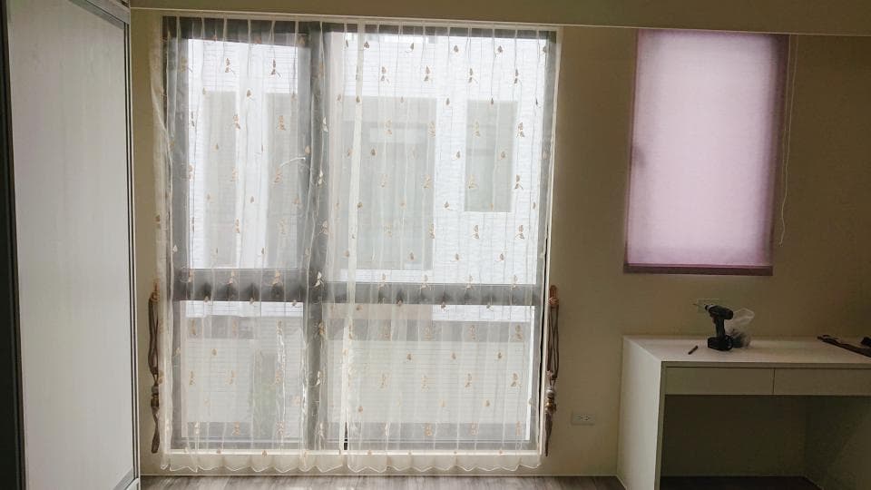 ## 照片資訊
1. **照片描述**: 照片中是一間房間的窗戶和書桌