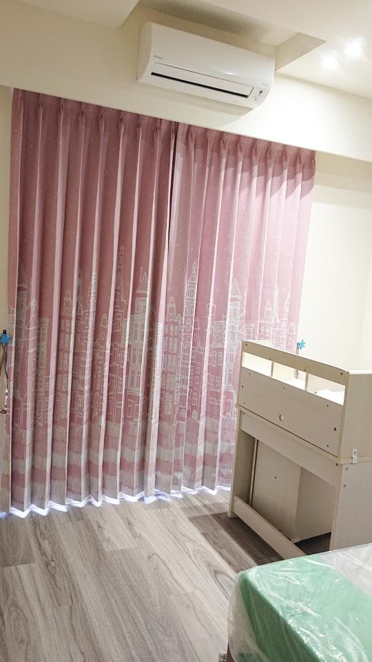 1) 照片顯示一個房間,房間裡有粉紅色的窗簾,木地板,還有白色的書桌