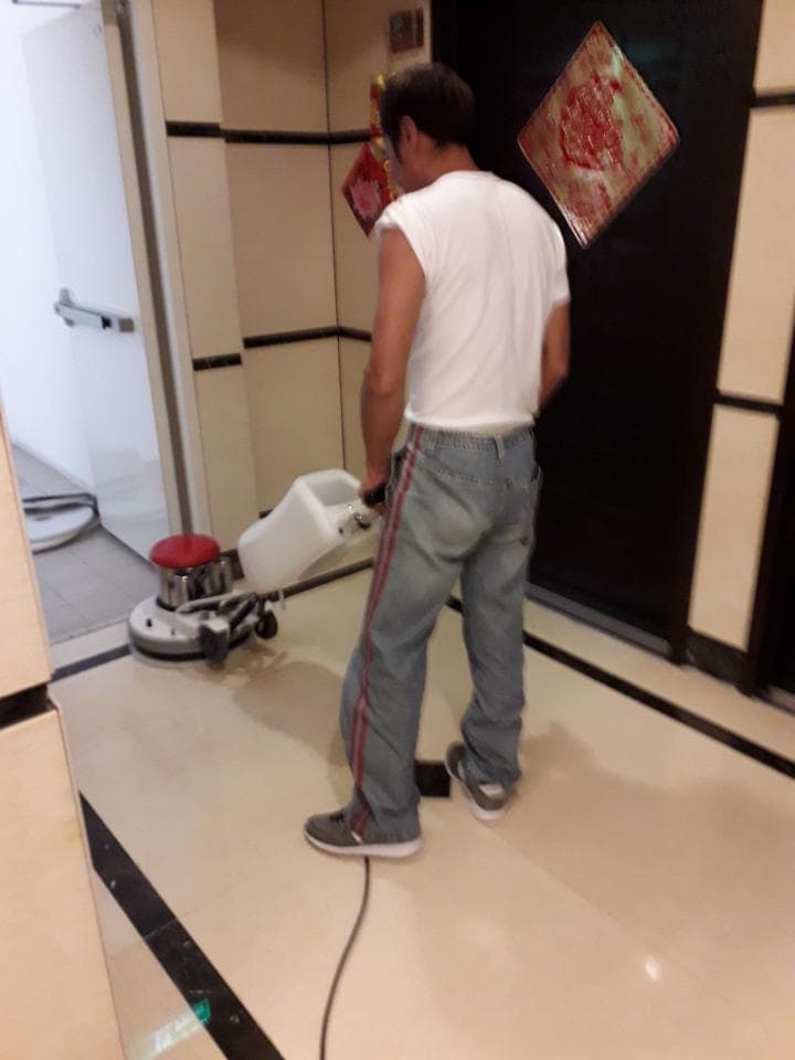1. 照片顯示一位男子在使用地板清潔機清潔地板