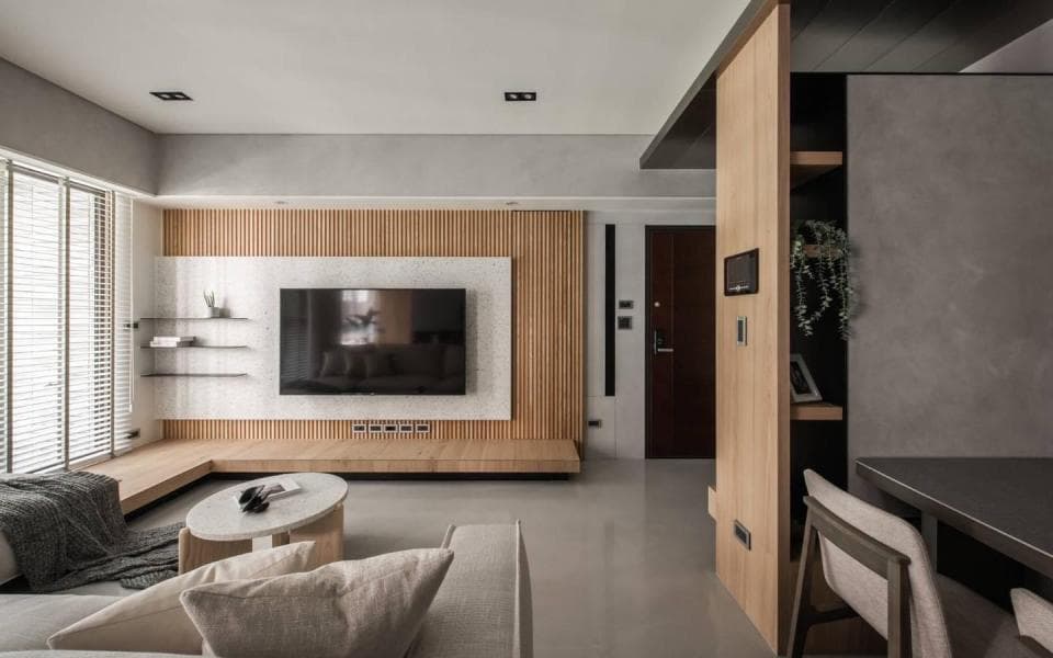 1) 照片顯示的是一個有著黑色大理石磁磚的浴室地板