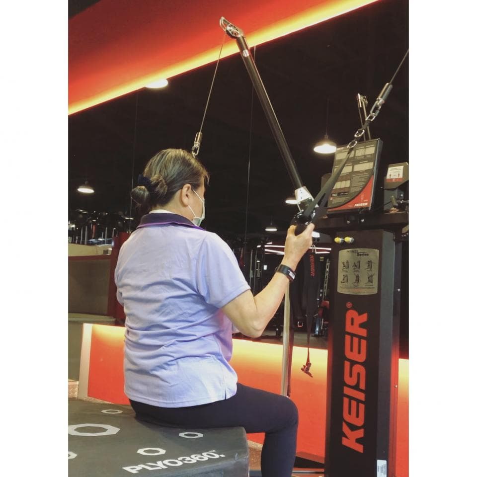 這張「戲曲」的照片是一個身穿戲服,手持道具,正在表演的演員。