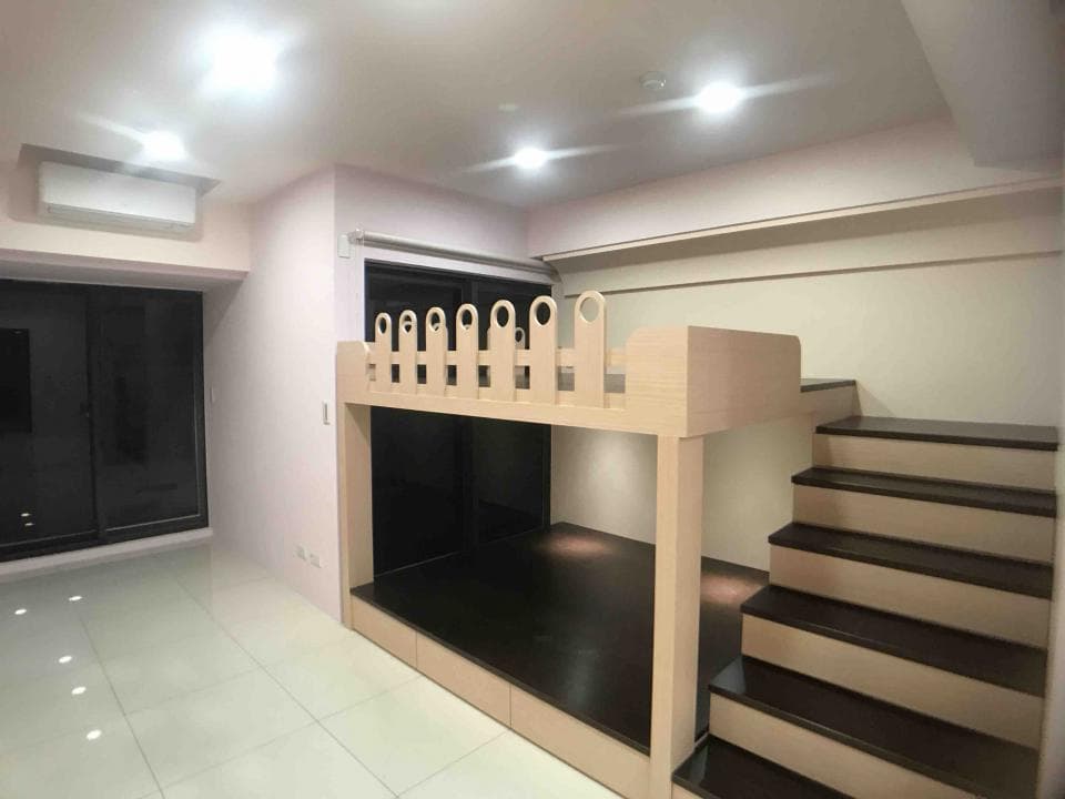 1) 照片顯示一個木質的上下床,床鋪下方有木質階梯