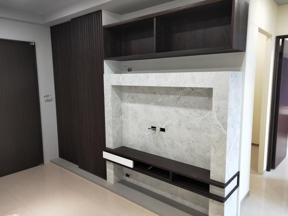 1) 照片顯示一個帶有白色大理石裝飾的電視牆,牆上有一個黑色的壁架