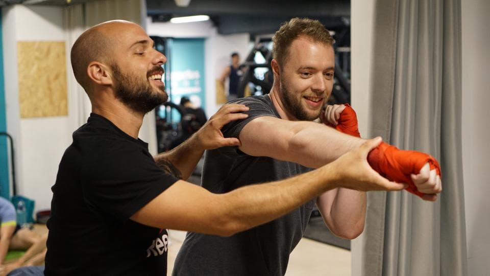 這是一張拳擊訓練的照片。拳擊是一項很棒的運動,可以幫助你鍛鍊體能,增強體力,提高反應速度。想學拳擊嗎?快上 PRO360 找教練吧!