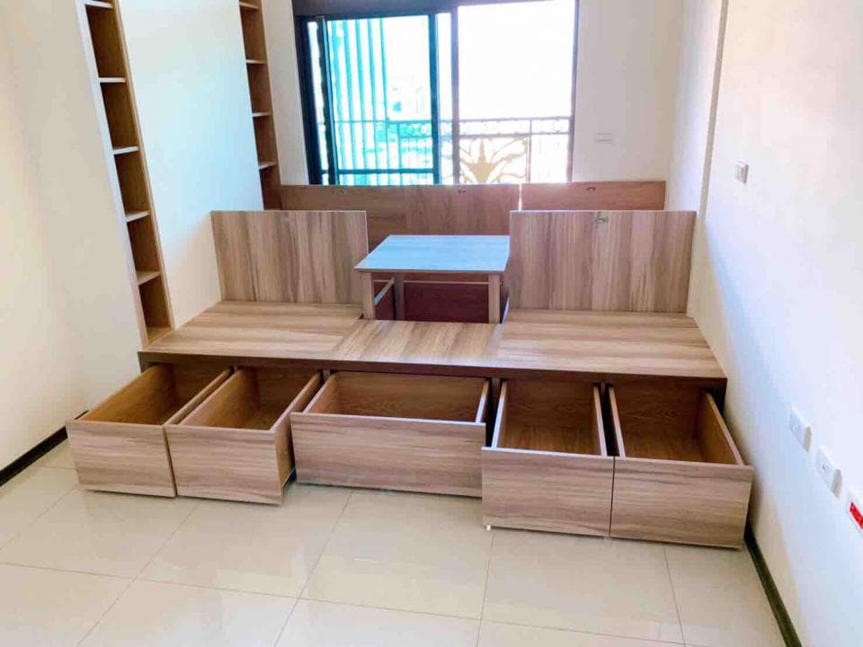 1) 這是一張照片,展示了一個木製的床架,床架上有六個抽屜