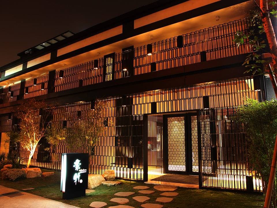 這張「日式建築」的照片是夜晚的建築外觀,建築外觀採用木質格柵設計,並有燈光照射,呈現出溫暖的氛圍。