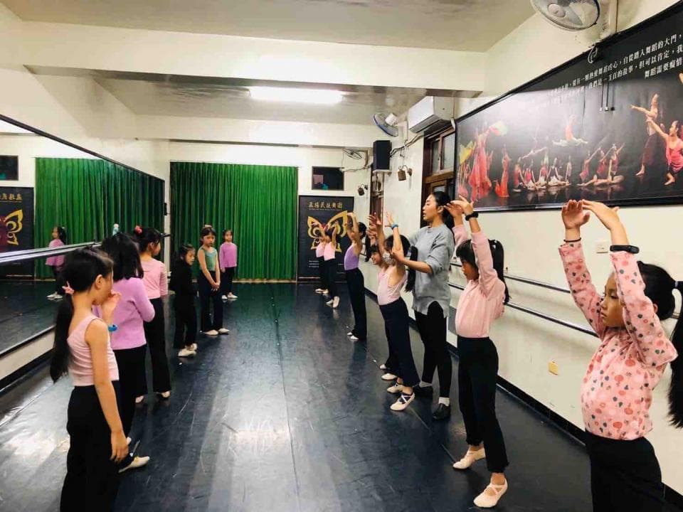 這是一張芭蕾舞的照片。芭蕾舞可以增強身體協調性、柔軟度和肌耐力,也能培養優雅的氣質。想要學習芭蕾舞,可以到PRO360尋找適合的教練。