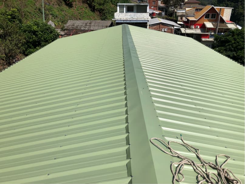 1) 照片顯示一個綠色的金屬屋頂,屋頂上有一條繩子