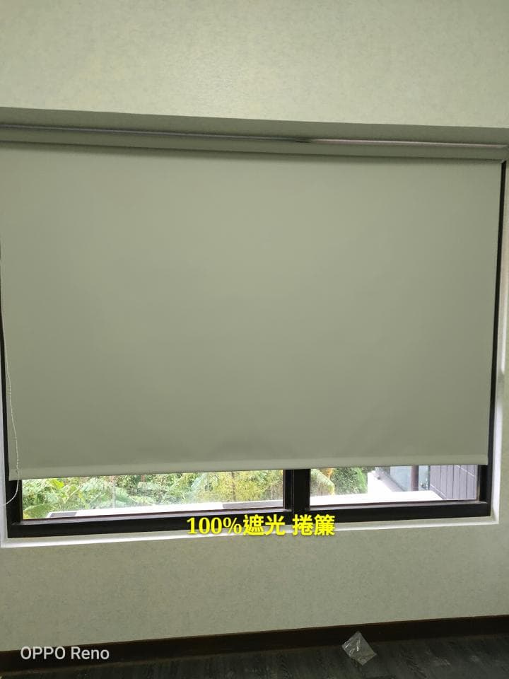 1) 照片顯示一個裝有白色遮光窗簾的窗戶,窗戶下有「100% 遮光窗簾」的標誌