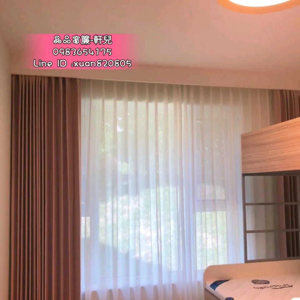 1) 照片顯示一個房間,房間裡有一扇窗戶,窗戶上掛著兩層窗簾,左邊是深色的布簾,右邊是白色的紗窗,窗戶外面可以看到綠色的樹木