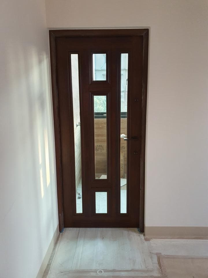 1) 照片顯示一扇深色木製門,上面有玻璃嵌板