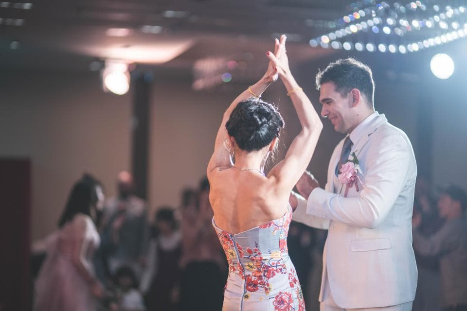 這張「婚禮」的照片是一對新人正在跳第一支舞,新郎穿著白色西裝,新娘穿著花朵圖案的婚紗。