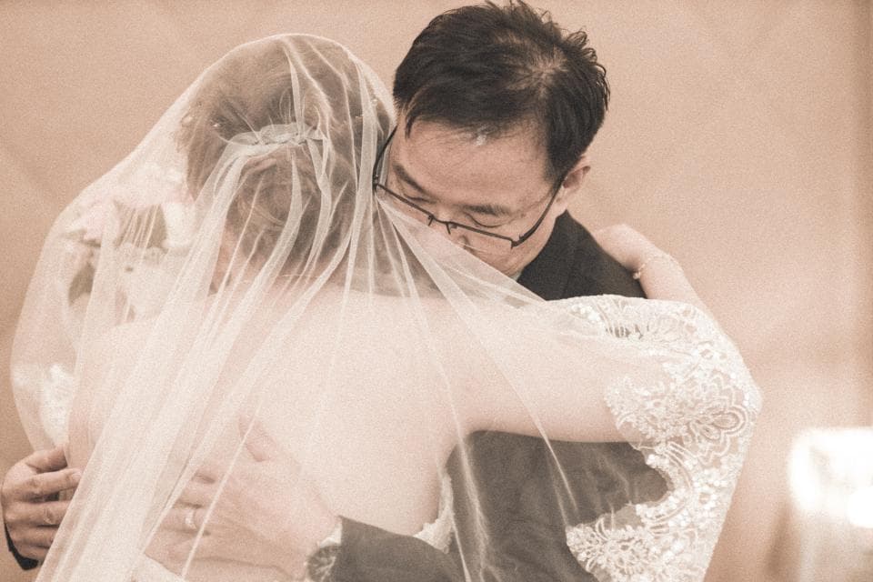 這張「婚禮」的照片是新娘和她的父親擁抱在一起,父親戴著眼鏡,新娘穿著婚紗,他們都顯得很幸福。