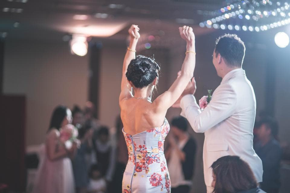 這張「婚禮」的照片是一對新人正在跳舞,新娘穿著白色禮服,新郎穿著白色西裝。