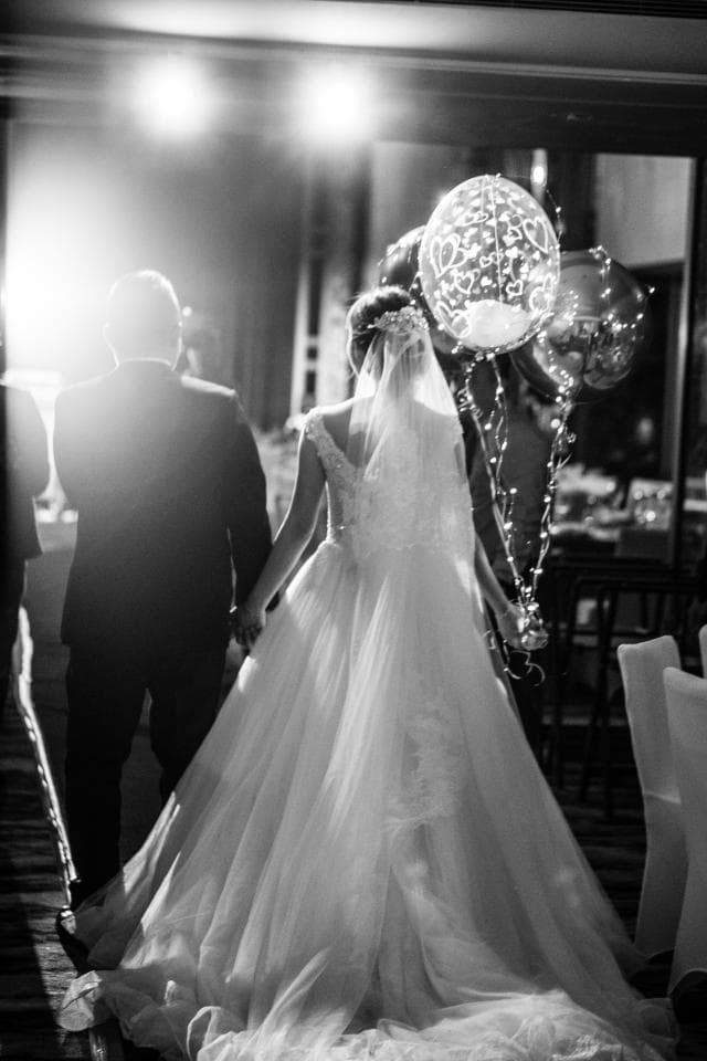 這張「婚禮」的照片是新郎新娘在婚禮現場走紅毯。