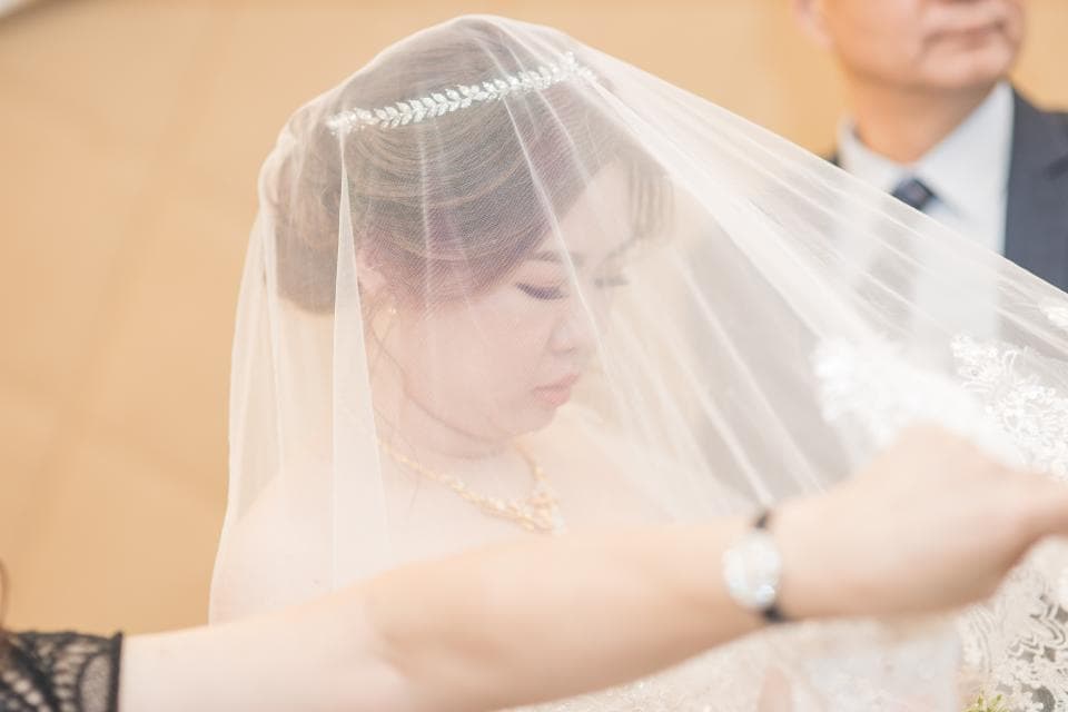 這張「婚禮」的照片是一個新娘戴著頭紗,正準備走向禮堂。