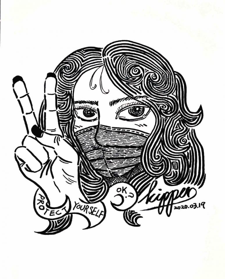 這張照片是一個戴著口罩的女性,她伸出兩根手指做出勝利的手勢,上面寫著「保護自己」。
