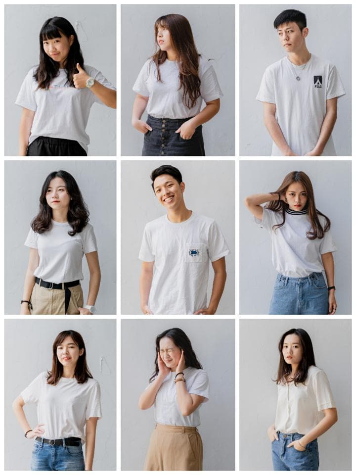 這張「九個穿著白色 T 恤的人」的照片是,他們都站在不同的背景前,有些在室內,有些在室外,每個人都呈現出不同的姿勢。