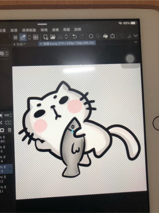 這張照片是一隻白色貓咪叼著一條魚。貓咪的表情很可愛,它看起來很開心。魚是灰色的,並且看起來很美味。