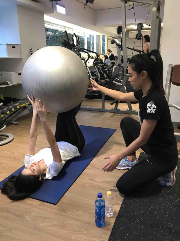 這是一張瑜伽的照片,瑜伽可以舒緩壓力、增強柔軟度和平衡感。 想學習瑜伽? 找PRO360!