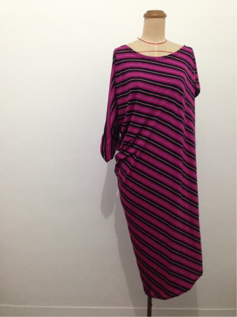 這張照片是一件粉紅色和黑色的條紋連衣裙。