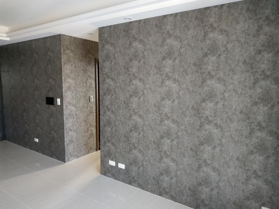 1) 照片顯示的是一個室內空間,牆壁上塗著灰色水泥漆,地面鋪著白色磁磚