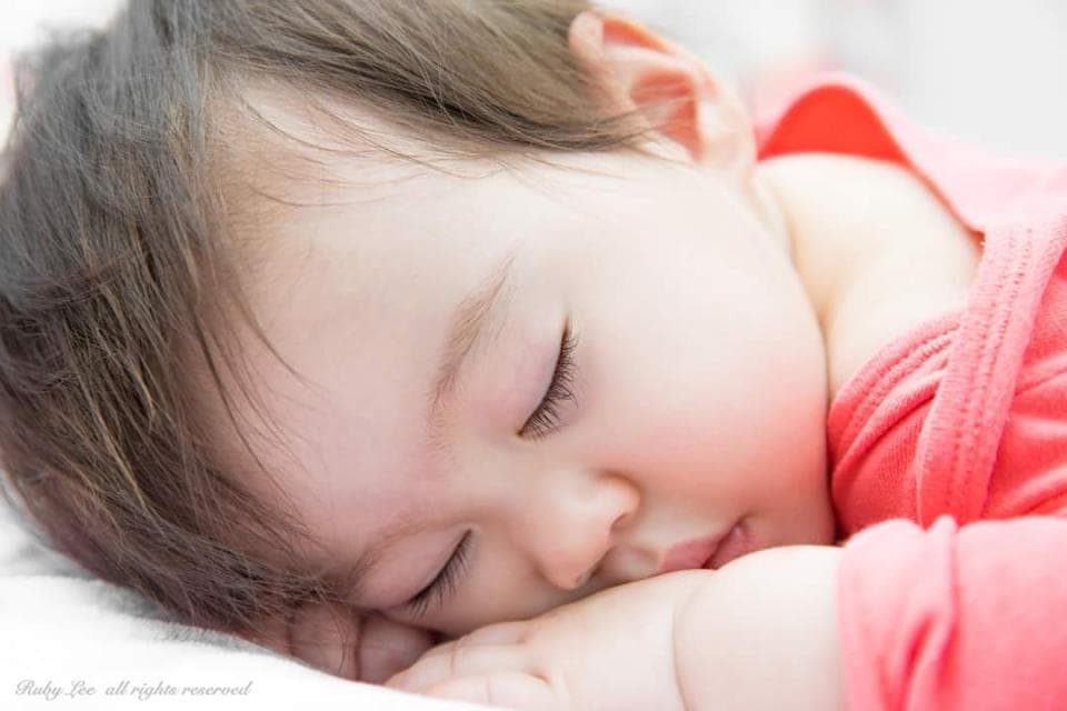 這張「嬰兒睡覺」的照片是一個穿著粉紅色衣服的小女孩,她正安詳地睡著。