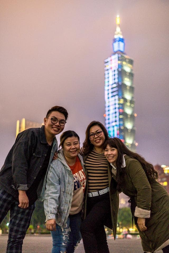 這張照片是四個朋友在臺北 101 前面合照。