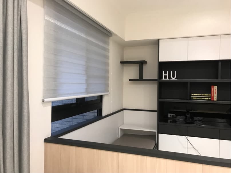 1) 照片顯示一個白色牆壁上有一個白色百葉窗