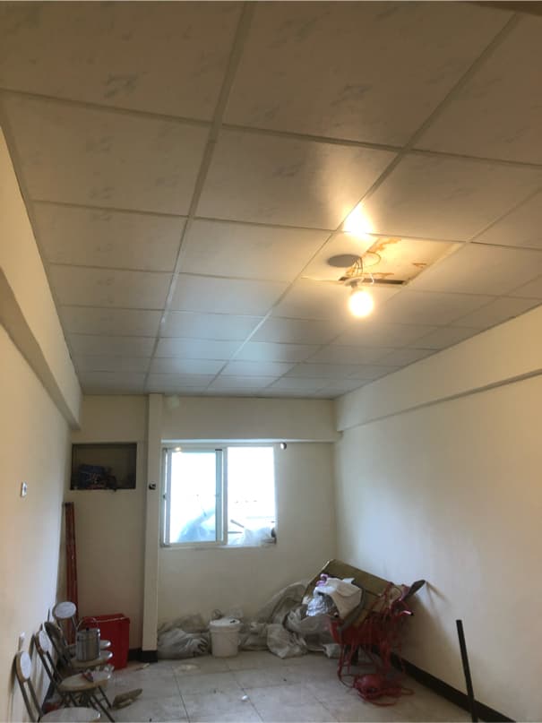 這張照片是一個房間,房間的中央有一個洞,裡面裝著一個吊燈。