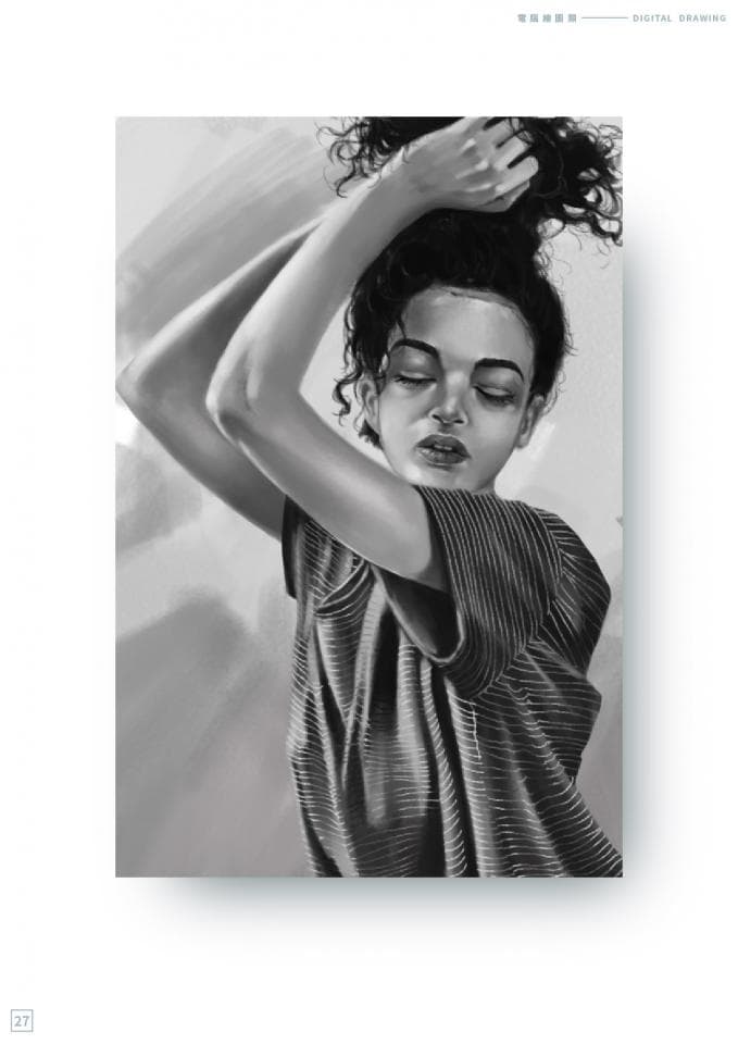 這張照片是一個女人的肖像。她有著濃密的捲髮,並將頭髮向上盤起,露出她迷人的五官。她的眼睛閉著,顯得非常放鬆。她的手臂舉起,像是要觸摸自己的頭髮,展現出女性優雅的肢體語言。