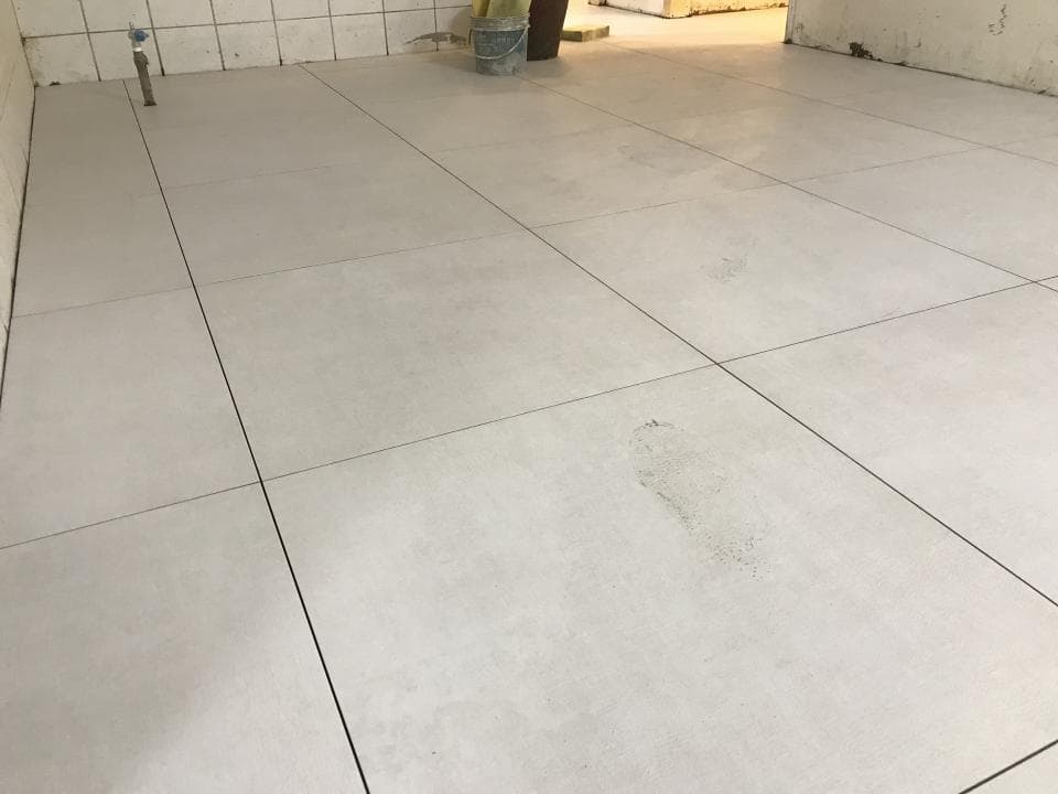 1) 照片顯示一個白色瓷磚地板