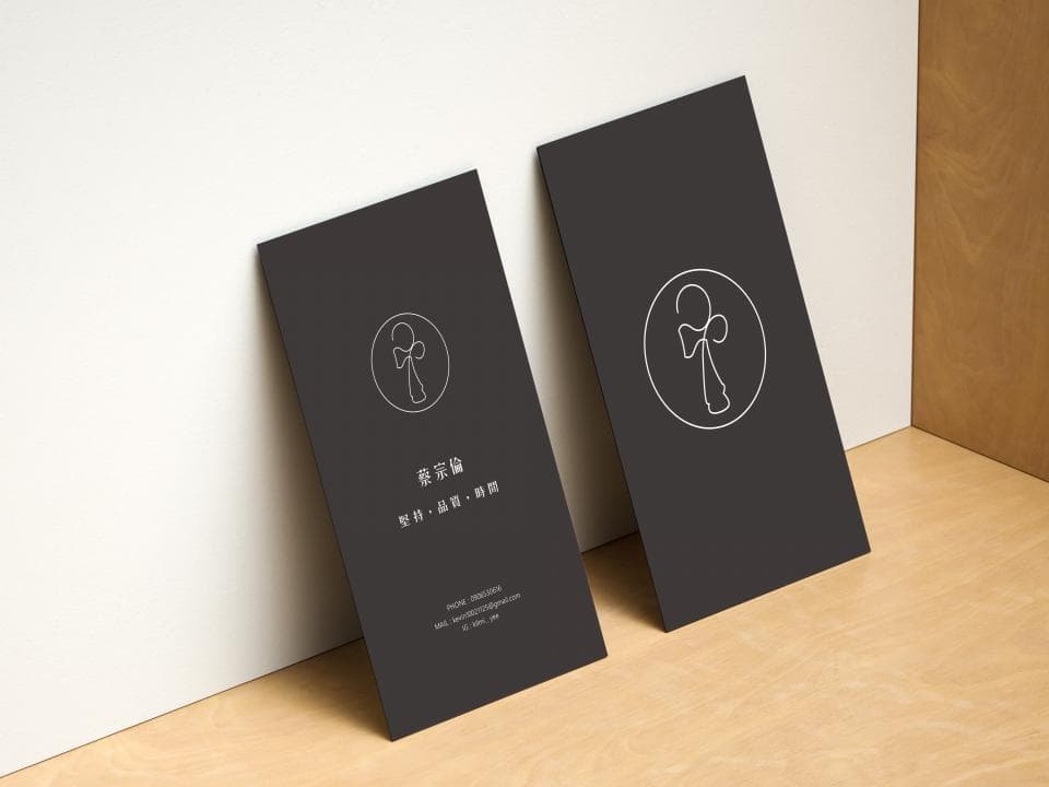 這張「名片」的照片是兩張黑色名片,上面印著白色線條的「劍玉」圖案,以及「劍玉」的日文漢字。