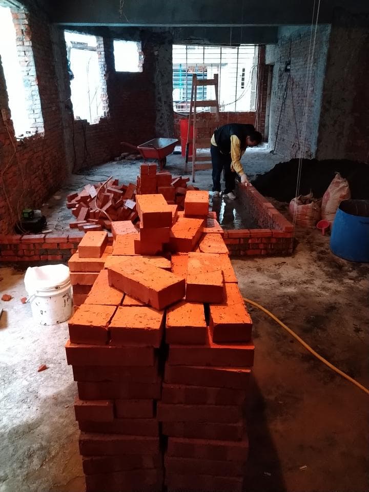 1) 照片中显示了一个正在建设中的房间