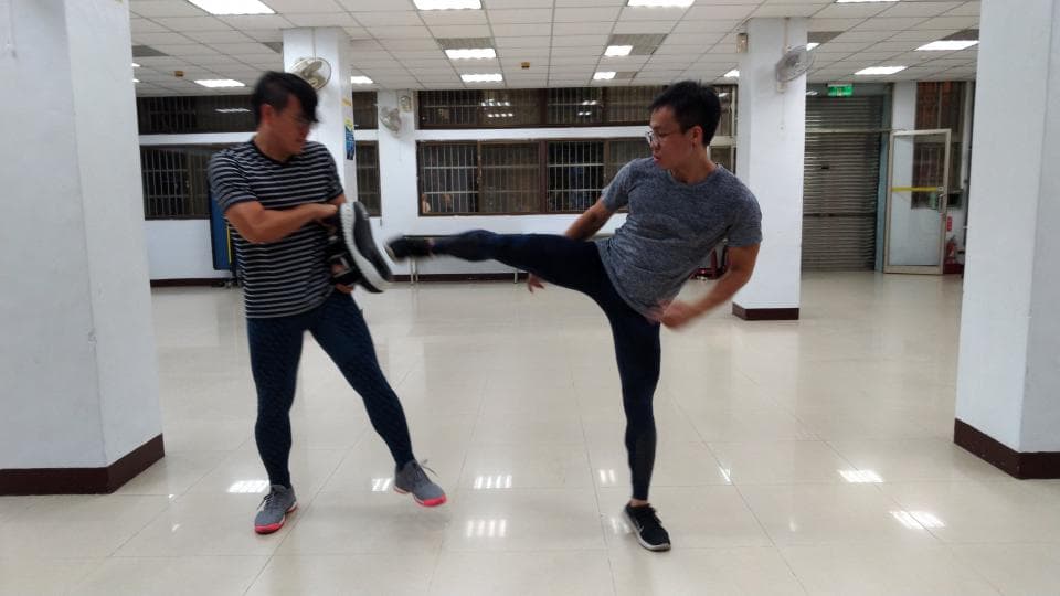 這張照片是關於跆拳道。跆拳道可以增強體能,提高協調性,同時也能培養專注力和自律精神。想要學習跆拳道?快上 PRO360 找老師吧!