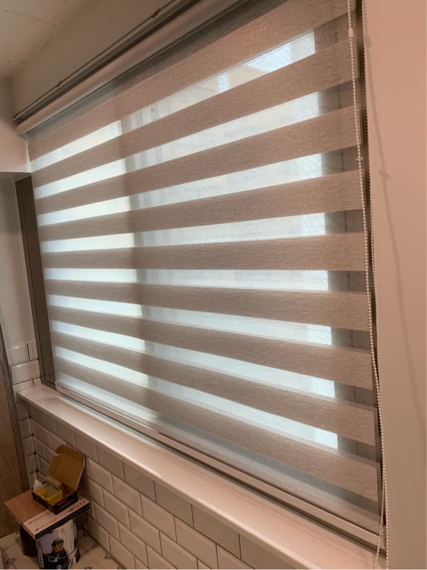 1) 照片顯示一個白色窗簾,窗簾為水平百葉窗,並有白色牆壁和瓷磚