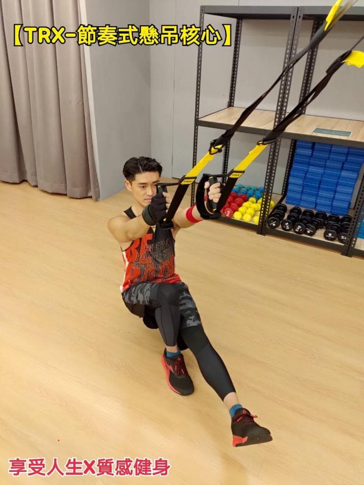 這張圖片是關於懸吊訓練。懸吊訓練可以鍛鍊全身肌肉,提高身體協調性,提升平衡感和核心力量,改善姿勢。想嘗試懸吊訓練嗎?快上 PRO360 尋找合適的教練吧!