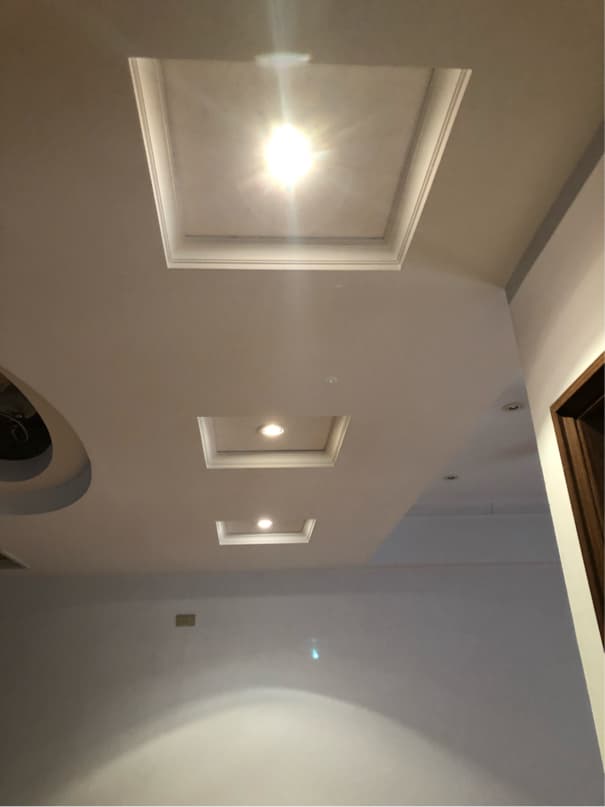 1) 這張照片顯示一個房間的天花板,上面裝有三個方形的嵌燈